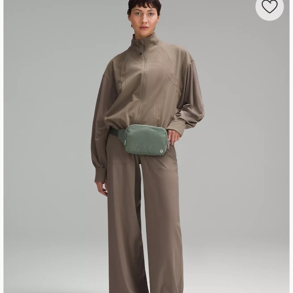 Lulu Lemon 2L green gray eucalyptus fanny pack cross body - Picture 2 of 4